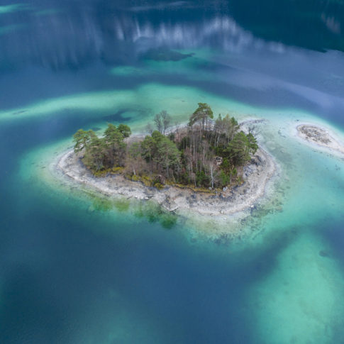 Eibsee Insel auf dem Eibsee Garmisch-Partenkirchen